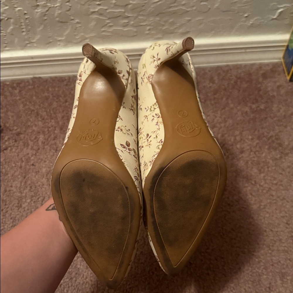FIONI Clothing Cream Floral Heels - Picture 2 of 6